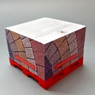 Notes kostka na kwadratowej, drewnianej  paletce,  wysokość 1 cm.  Liczba boków do nadruku 2. Kartki z pełnokolorowym nadrukiem.