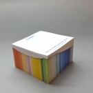 Kostki papierowe z nadrukiem, wymiary: 9 x 9 cm, wysokość: 1 cm. Liczba boków do nadruku 4. Karteczki z jednym kolorem nadruku.