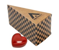 Duże pudełko słodyczy w kształcie tortu z nadrukiem promocyjnym - cukierki w kształcie serca