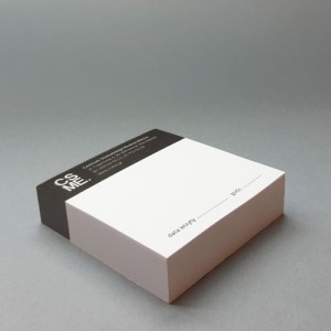 Kostki papierowe z kolorowym nadrukiem na karteczkach, wymiary: 12 x 12 cm, wysokość:51 cm