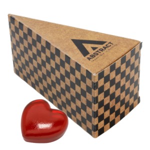 Duże pudełko słodyczy w kształcie tortu z nadrukiem promocyjnym - cukierki w kształcie serca