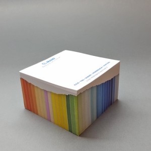 Kostki papierowe z nadrukiem, wymiary: 11 x 11 cm, wysokość: 3 cm. Liczba boków do nadruku 4. Karteczki z jednym kolorem nadruku.