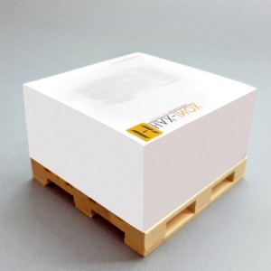 Notes kostka na kwadratowej, drewnianej  paletce,  wysokość 5 cm.   Kartki z jednym kolorem nadruku